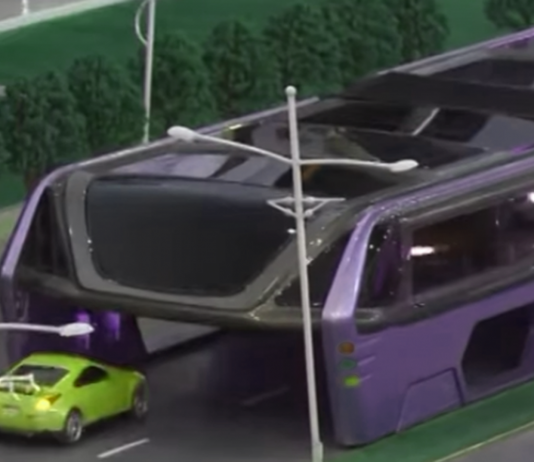 ¡Este autobús futurista puede conducir sobre los otros coches! ¡Este autobús futurista puede conducir sobre los otros coches!