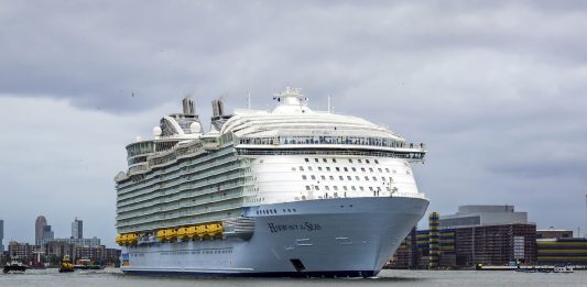 Ya navega el crucero más grande de la historia