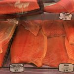 ¿Por qué el salmón es rosado, incluso siendo de criadero? ¡Averígualo!