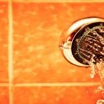 3 razones por las que orinar en la ducha podría ser aconsejable