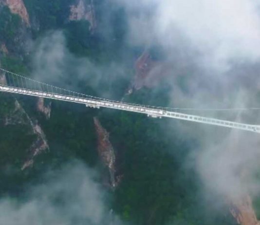 El puente de cristal más largo del mundo es asombroso y terrorífico