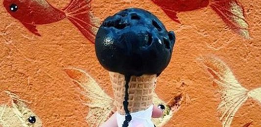 El helado negro carbón existe, ¿a qué crees que sabe? El helado negro carbón existe, ¿a qué crees que sabe?