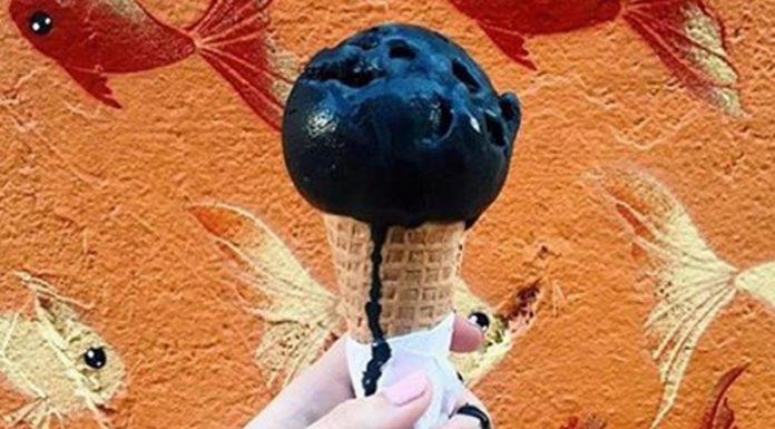 El helado negro carbón existe, ¿a qué crees que sabe?