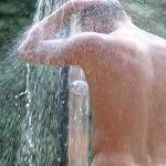 3 razones por las que orinar en la ducha podría ser aconsejable