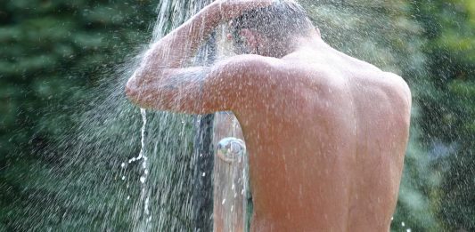 3 razones por las que orinar en la ducha podría ser aconsejable