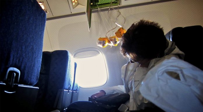 La importancia de ponerse uno primero la máscara de oxígeno en un avión