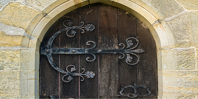 La puerta del Diablo de algunas iglesias medievales