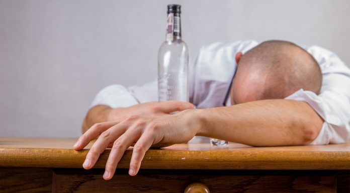 ¿Por qué a veces tienes lagunas de memoria después de beber alcohol?