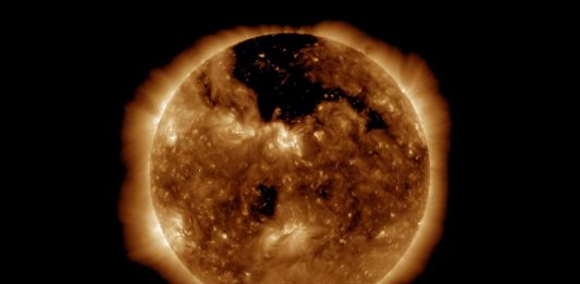 Aparece un gigantesco AGUJERO en el Sol