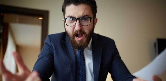 Demasiado trabajo o muy poco: cómo hablarlo con tu jefe