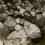 1945-Soldados-alemanes-reaccionan-a-imágenes-de-un-campo-de-concentración-nazi