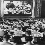 1945-Soldados-alemanes-reaccionan-a-imágenes-de-un-campo-de-concentración-nazi