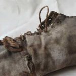 Los misteriosos Zapatos antiguos escondidos en los cimientos de edificios ¿Por qué?