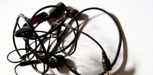 Los cables de los auriculares se enredan por esta razón