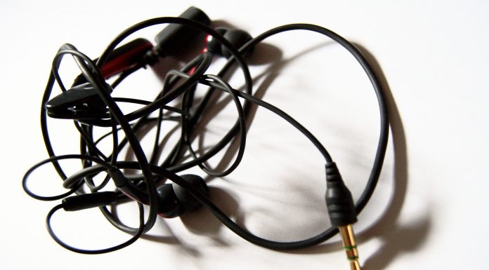 Los cables de los auriculares se enredan por esta razón