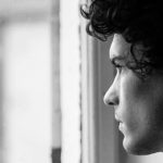 triste mirando ventana