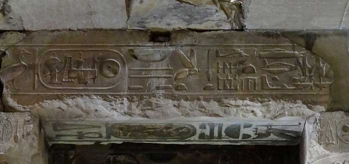 Un misterioso helicóptero en un jeroglífico egipcio