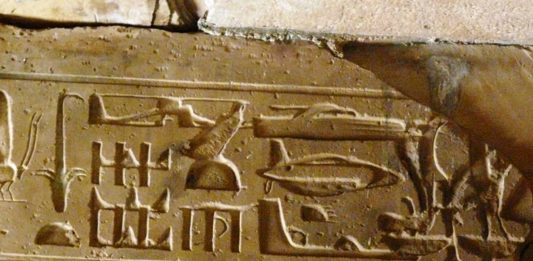 Un misterioso helicóptero en un jeroglífico egipcio