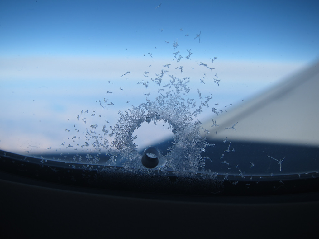¿Por que las ventanillas del avión tienen un agujero?