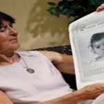 Hessy mostrando la revista con su fotografía de bebé