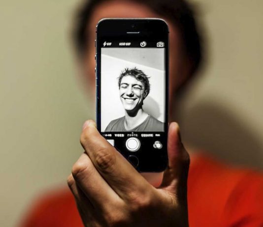 La respuesta científica a por qué te ves raro en las selfies