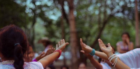 leer la Biblia en el colegio
