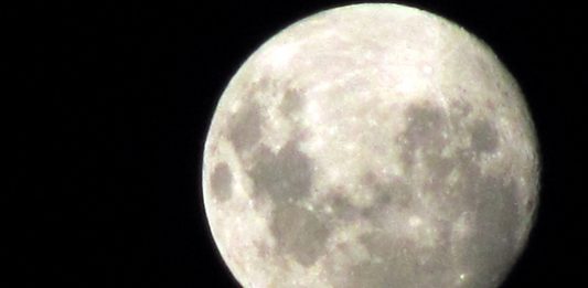 Cuál es la edad de la luna