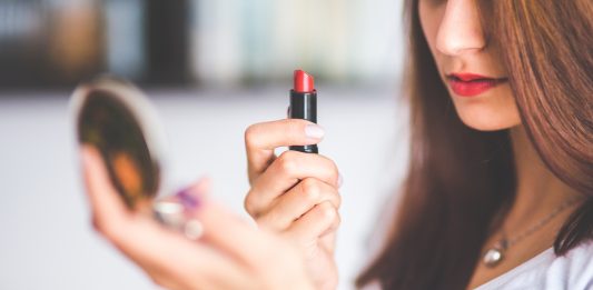 Este es el fascinante proceso de fabricación de un lápiz de labios