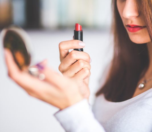 Este es el fascinante proceso de fabricación de un lápiz labial Este es el fascinante proceso de fabricación de un lápiz de labios