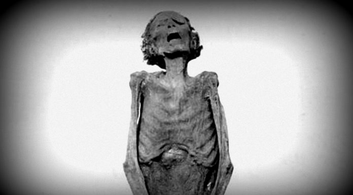 El misterio de la escalofriante momia que grita