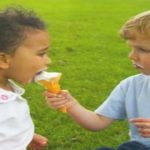 Niños compartiendo