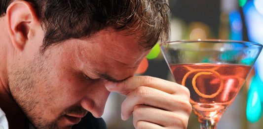 Lo que la mezcla de alcohol y cafeína puede hacerle a tu cerebro Lo que la mezcla de alcohol y cafeína puede hacerle a tu cerebro