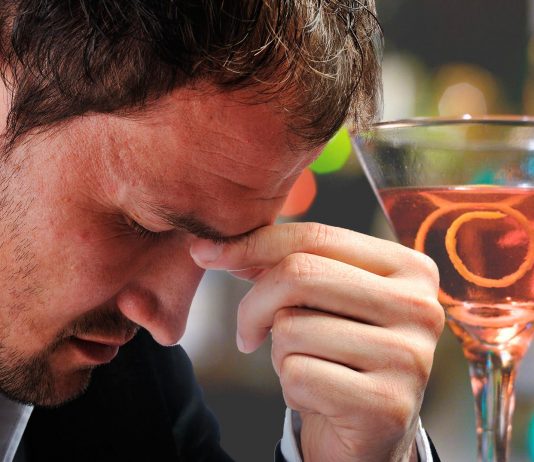 Lo que la mezcla de alcohol y cafeína puede hacerle a tu cerebro