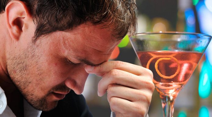 Lo que la mezcla de alcohol y cafeína puede hacerle a tu cerebro