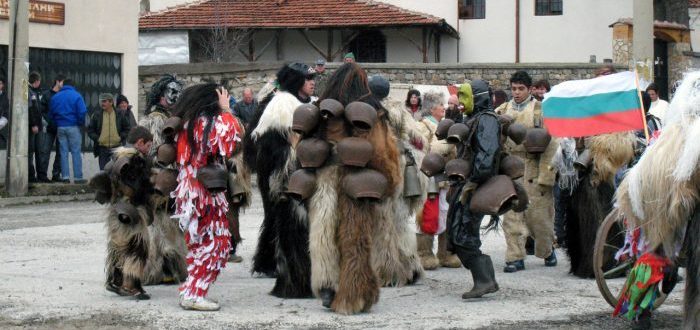 El peculiar desfile de monstruos búlgaro para ahuyentar al invierno