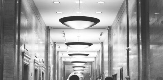 ¿Por qué suele haber espejos cerca de los ascensores? La razón es inesperada ¿Por qué suele haber espejos cerca de los ascensores? La razón es inesperada