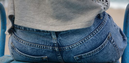 Usar pantalones estrechos está relacionado con dolores de espalda