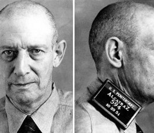 Robert Stroud, el temible asesino conocido como el hombre pájaro de Alcatraz Robert Stroud, el temible asesino conocido como el hombre pájaro de Alcatraz