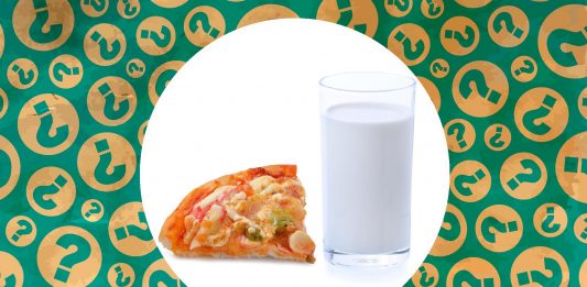 La nueva y bizarra tendencia culinaria de la gente que moja la pizza en leche