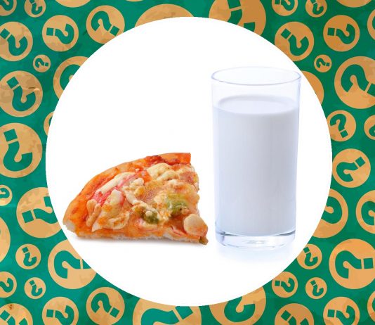 La nueva y bizarra tendencia culinaria de la gente que moja la pizza en leche