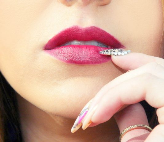 ¿Cúal es el origen del uso de uñas largas y pintadas? Cúal es el origen del uso de uñas largas y pintadas