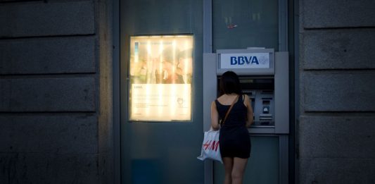 Así es como duplican tu tarjeta cuando usas un cajero