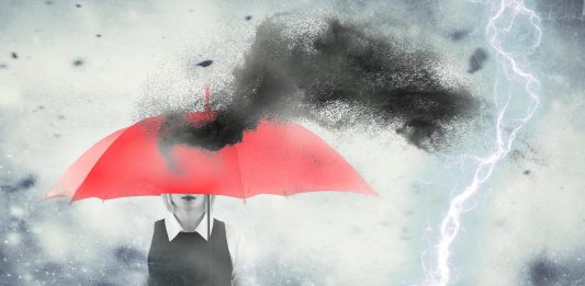 ¿De dónde viene la superstición sobre abrir paraguas bajo techo