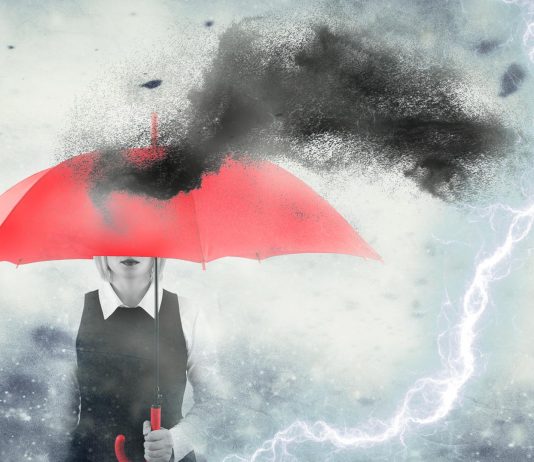 ¿De dónde viene la superstición sobre abrir paraguas bajo techo