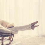 mujer, casa, relax, terapia del silencio