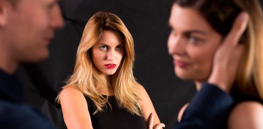 ¿Tu pareja te intenta dar celos continuamente ¡Podrías estar con un Narcisista sin saberlo!