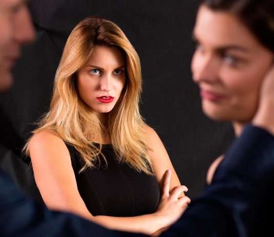 ¿Tu pareja te intenta dar celos continuamente? ¡Podrías estar con un Narcisista sin saberlo! ¿Tu pareja te intenta dar celos continuamente ¡Podrías estar con un Narcisista sin saberlo!