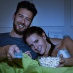 pareja viendo la tele, menos sexo