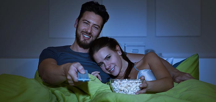 pareja viendo la tele, menos sexo
