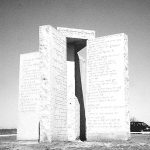 El misterioso monumento con inquietantes mensajes postapocalípticos